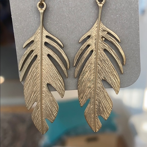 Gold colored feather earrings - Picture 1 of 3